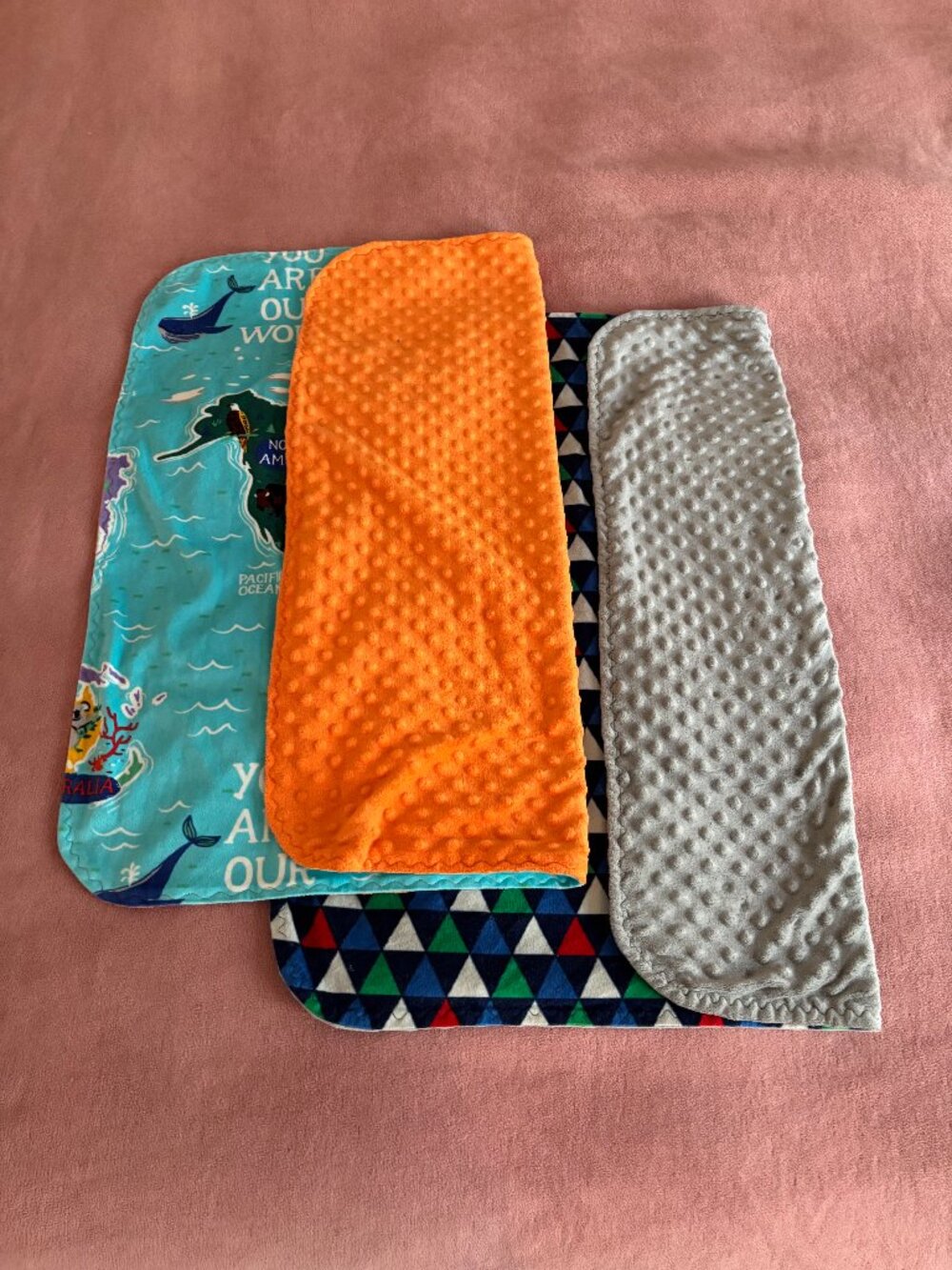 2 reversible baby blankets - World and Geometric pattern